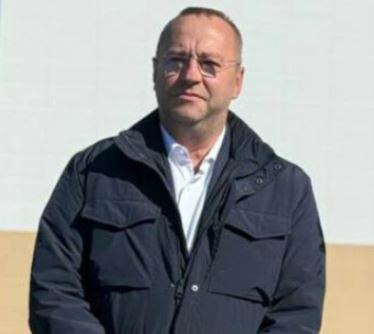 Камчатскую краевую больницу возглавил Михаил Селютин Михаил Селютин официально назначен на должность главного врача Камчатской краевой больницы с 6 октября он уж приступил к выполнению своих профессиональных обязанностей и провел первую планёрку с коллегами передает агентство КАМЧАТКА ИНФОРМ со ссылкой на сообщение краевого Минздрава Михаил Селютин окончил Владивостокский государственный медицинский университет по специальности Лечебное дело далее ординатуру по специальности Анестезиология реаниматология По словам Селютина главные задачи которые он ставит перед собой повышение уровня оказания медицинской помощи на Камчатке внедрение новых технологий Могу смело сказать что новая краевая больница мне уже практически С 2022 года Михаил Селютин работал в службе заказчика по строительству новой краевой больницы Как сообщалось прежний главный врач краевой больницы им Лукашевского Андрей Кисляков ушел в отставку в сентябре КАМЧАТКА ИНФОРМ новости Камчатки в Telegram Фоторепортажи и эксклюзивные материалы на kamchatinfo com НАПИСАТЬ НАМ