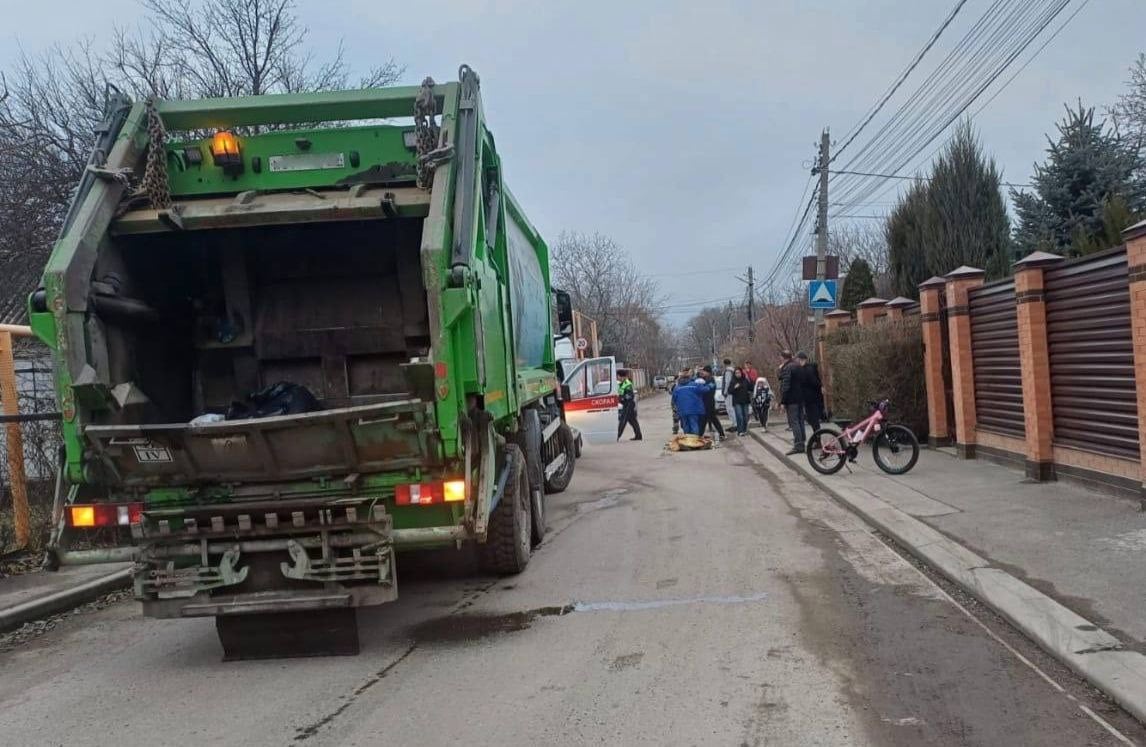 В Ростове мусоровоз насмерть сбил женщину, которая гуляла с младенцем в коляске  Смертельное ДТП произошло днём 9 января в Первомайском районе Ростова. По информации отдела пропаганды УГИБДД по Ростовской области, около 15:30 на улице Фасадной 37-летний водитель мусоровоза MAN сбил 66-летнюю женщину, которая переходила проезжую часть дороги перед большегрузом.  В результате наезда пешеход скончалась до приезда скорой медицинской помощи. Малыш, которого женщина везла в коляске, не пострадал. #новости #ростов #ростовскаяобласть #дорога #дтп