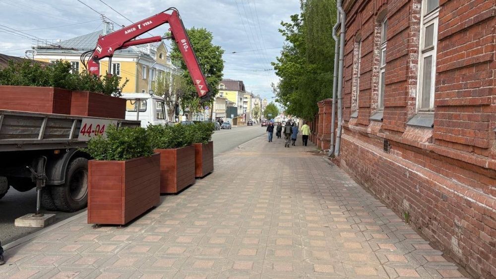 В Кирове завершается масштабная высадка цветов и установка вазонов. Общая площадь новых цветников в этом сезоне превысила 8500 квадратных метров. Цветы высадили на 28 городских территориях, включая перекрестки Ленина-Розы Люксембург и Карла Маркса-Преображенской, Александровский сад, набережную Грина, Комсомольскую улицу и площадь у автовокзала. Параллельно устанавливаются мобильные вазоны: из 615 запланированных осталось разместить около 30. Их дополнят гидровазоны на улице Воровского и в овраге Засора.