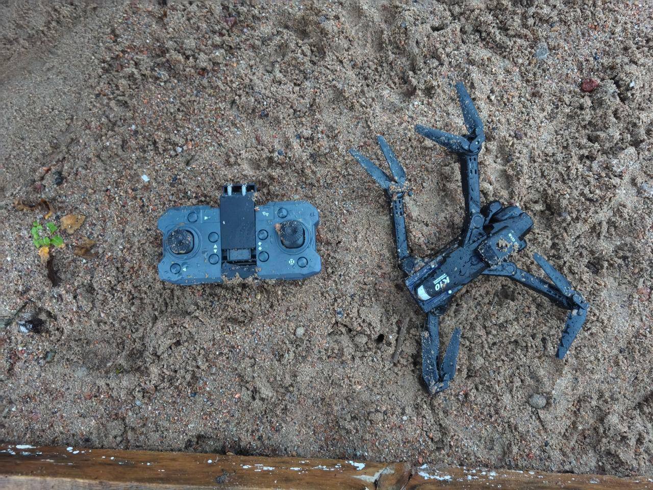 На Ваське заметили предмет похожий на БПЛА Жильцы ЖК Тихая гавань переполошились увидев у дома подозрительный объект На место срочно прибыли Росгвардейцы с минно разыскной собакой После проверки тревога оказалась ложной вражеский дрон оказался детским квадрокоптером К10 с пультом без батареек Подписаться ТГ MAX