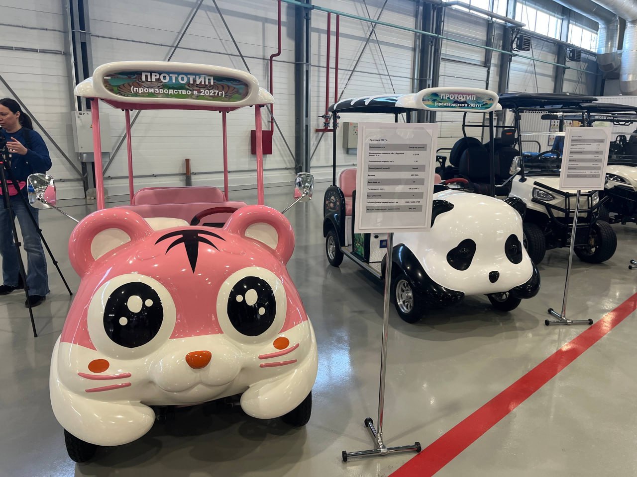 Автотор запустил в Калининграде семь заводов по выпуску электромобилей и автокомпонентов Калининградский автопроизводитель Автотор 30 января запустил первую очередь кластера по производству автокомпонентов и электромобилей которые компания развивает в рамках специального инвестиционного контракта СПИК общим объемом в 70 млрд руб В кластер входят семь новых заводов в Калининграде сообщила пресс служба Минпромторга РФ  В первую очередь входят заводы по выпуску оборудования и оснастки автомобильных сидений выхлопных систем компактных электромобилей электронных систем управления тяговых электродвигателей и пластиковых деталей По словам главы министерства Антона Алиханова кластер запускается с поддержкой по программе Фонда развития промышленности ФРП В проект уже вложено около 28 5 млрд руб из которых более 13 млрд руб различные займы Это важный шаг для ГК Автотор в рамках исполнения взятых по СПИКу обязательств Рассчитываем что калининградский автокомпонентный кластер будет работать и на другие предприятия отрасли добавил Алиханов   Подробнее в материале на нашем сайте Минпромторг РФ Артем Гришков Ведомости Telegram Max