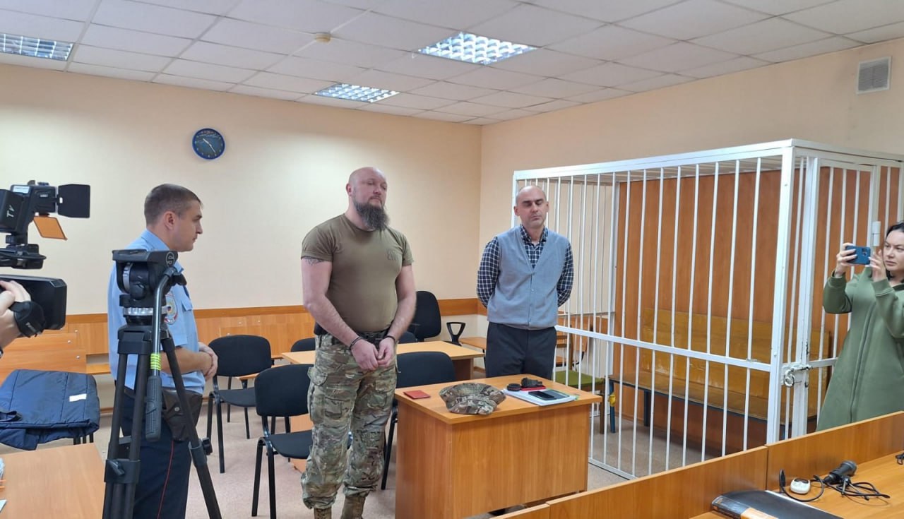 Глава новосибирского военно спортивного центра получил реальный срок за истязание детей Бердский городской суд признал руководителя новосибирского военно спортивного центра Альфа Данила Шаргана виновным в истязании детей пункты а г ч 2 ст 117 УК С ноября 2023 года по март 2024 го мужчина издевался над воспитанниками своего же центра в помещениях арендованных для спортивно патриотических занятий в Новосибирске а также в Заельцовском бору Новосибирска и Зеленой роще Бердска Суд решил что Шарган бил детей в том числе по голове Шарган не признал вину Суд приговорил мужчину к 3 годам колонии общего режима и ещё на два года запретил ему заниматься деятельностью в сферах образования воспитания и организации отдыха несовершеннолетних а также в детско юношеском спорте Кроме того Шарган должен возместить 600 тыс рублей семьям пострадавших в качестве компенсации морального вреда Шарган называл себя ветераном СВО с двумя командировками В 2025 году прямо во время суда по своему уголовному делу он баллотировался в горсовет Новосибирска от ЛДПР но безуспешно Об уголовном деле Шаргана стало известно ещё в марте 2024 года но он уверял что в СК его никто не вызывал а он якобы ничего не слышал Более того в день публикаций СМИ об уголовном преследовании Шарган написал во ВКонтакте Слышите Это снова закукарекали либеральные СМИ Петухи они такие им лишь бы кукарекать а мы работаем Позже он продолжил публиковать фото и видео с детьми Подписаться Прислать новость Помочь бустами