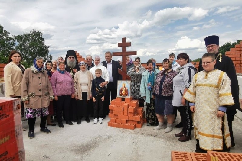 В Петровском округе освятили закладной камень будущего храма Епископ Мичуринский и Моршанский Гермоген совершил чин освящения закладного камня в основание храма в честь и память иконы Божией Матери «Знамение» в селе Знаменка Петровского округа. Новую церковь начали строить в марте. Сейчас возводятся стены из красного кирпича на основательный фундамент. Об этом сообщает сетевое издание “Сельские зори”. Напомним, село Знаменка Петровского округа известно как родовое гнездо шести поколений Рахманиновых, принадлежащее предкам великого композитора Сергея Рахманинова с середины XVIII века. Новый храм привлечёт ещё больше туристов к живописному месту на берегу реки Матыры. Мичуринская епархия