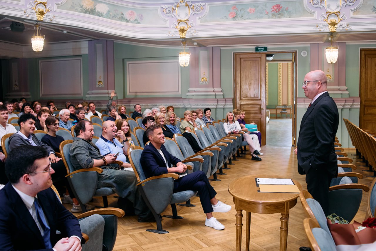 84 й сезон Театр Комиссаржевской открыл в Зазеркалье Некоторые спектакли сентября и октября пройдут там в связи с ремонтом Большой сцены на Итальянской улице Возвращение в родные пенаты запланировано на конец октября Помимо того откроется еще и исторический вход в театр из Пассажа где изначально с 1848 года заходили зрители Рассказываем о ближайших планах труппы