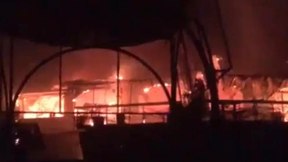 В Гоа во время пожара в ночном клубе погибли как минимум 25 человек В индийском штате Гоа минувшей ночью произошла трагедия в популярном клубе Birch by Romeo Lane вспыхнул пожар в результате которого погибли как минимум 25 человек Как сообщил глава штата Прамод Саван на платформе X среди жертв есть три четыре туриста По данным издания India Today огонь вспыхнул вскоре после полуночи на территории клуба расположенного у одного из самых оживленных пляжей Трое посетителей умерли от ожогов остальные от отравления дымом Полиция предполагает что большинство погибших были сотрудниками заведения Руководитель пожарной службы Гоа Нитин Райкер рассказал телеканалу CNN News18 что во время вечеринки проходило огненное шоу и декоративные деревянные конструкции мгновенно загорелись после чего огонь быстро распространился по помещению После тушения клуб опечатали а эксперты теперь проверяют соблюдались ли там нормы пожарной безопасности BILD Russian