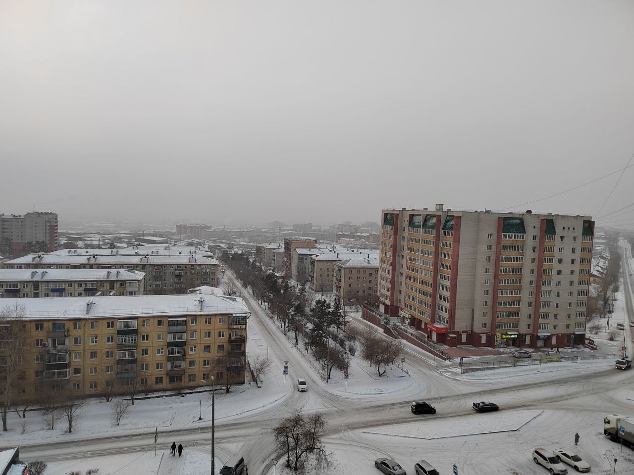 Забайкалье заняло третье место в России по загрязнению воздуха Забайкальский край занял третье место антирейтинга регионов России по числу фактов фиксации высокого уровня загрязнения воздуха в прошлом году. Об этом сообщает РБК со ссылкой на аналитическую службу аудиторско-консалтинговой сети FinExpertiza. В крае самым неблагополучным городом оказалась Чита. В 2024 году году в краевом центре зафиксировано 19 случаев высокого загрязнения воздуха. Еще два случая отмечены в Петровске-Забайкальском. Соседняя Бурятия заняла четвёртое место антирейтинга. «В 2024 году число зафиксированных в России случаев высокого и экстремально высокого загрязнения воздуха выросло на 36%. Всего за год было отмечено 239 таких инцидентов в 2023 году — 176 » — сказано в отчете. В 60% случаев загрязняющим веществом стал сероводород, относящийся ко второму классу опасности. На втором месте по частоте обнаружения оказался опасный канцероген — бензопирен 20% всех случаев .