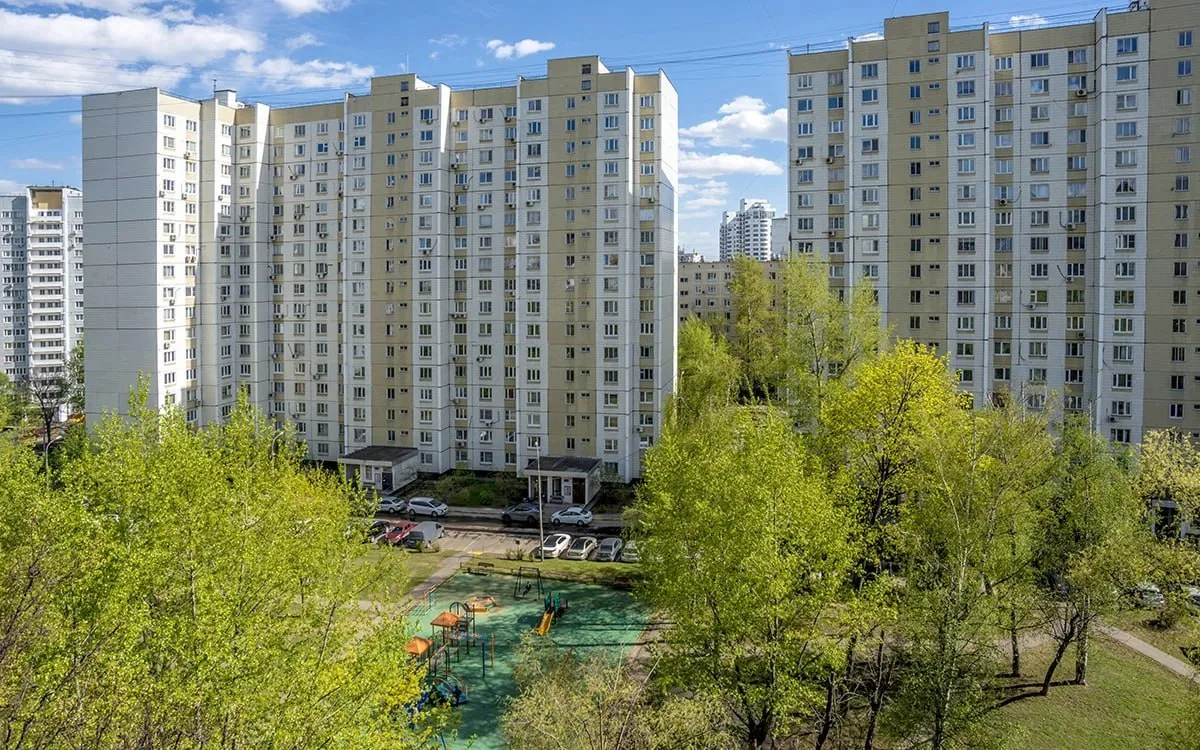 Вторичка в Москве дорожает из за оттока покупателей из новостроек По итогам апреля квадратный метр на вторичном рынке столицы прибавил в цене 1 1 Средняя стоимость достигла 295 тыс рублей в Старой Москве Сильнее всего здесь дорожают квартиры небольшой площади 214 3 тыс рублей в Новой Москве В лидерах роста однушки двушки и жилье в панельных домах Главная причина такой динамики переток спроса Из за заградительных цен на первичном рынке вчера мы писали что средний чек в столичных новостройках вырос на 22 за год и дорогой ипотеки покупатели все чаще отказываются от строящихся проектов в пользу готового жилья