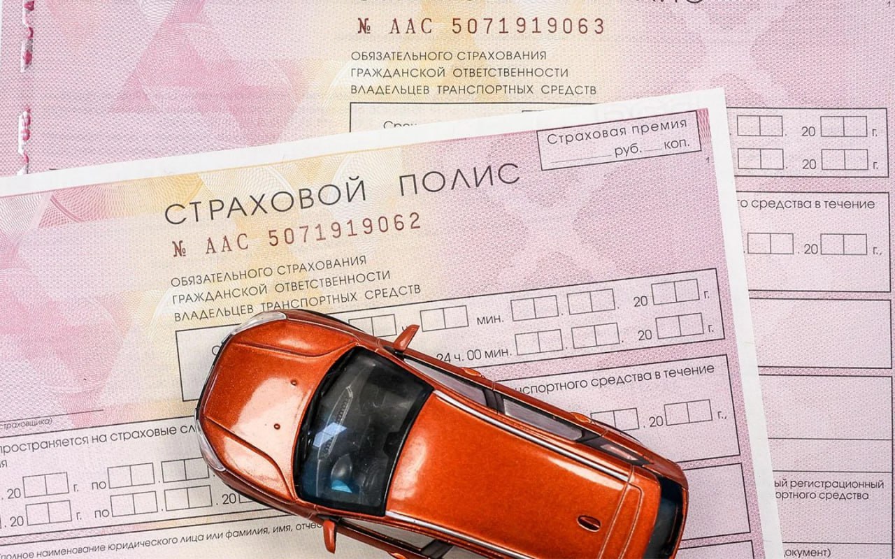 Примитивную схему обмана страховых компаний с выплатами ОСАГО используют мошенники в Новосибирской области Из за их действий стоимость автостраховки у водителей ранее выросла более чем в два раза Глава Российского союза автостраховщиков Евгений Уфимцев раскрыл что большая часть махинаторов используют европротокол для получения выплат за липовые ДТП Преступники доставляют на эвакуаторе автомобили с уже имеющимися повреждениями имитируют аварию проводят её регистрацию по упрощённой схеме со съёмкой на камеру и подают заявку на возмещение ущерба Европротокол позволяет оформить дорожное происшествие без вызова ГАИ Процедура оформления занимает 20 25 минут Подобным образом в нашем регионе были оформлены почти 65 заявлений об авариях