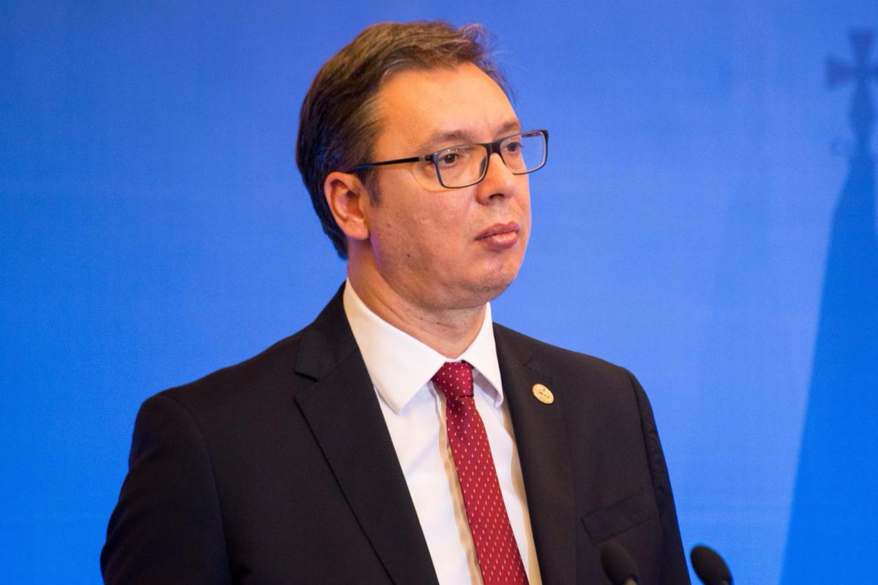 Полиция Сербии задержала в Кралево двоих мужчин 1975 и 1983 годов рождения которые планировали насильственное свержение госстроя Их арестовали на 48 часов Дело передано в высшую прокуратуру Согласно версии следствия с декабря 2025 года по февраль 2026 задержанные готовили план по убийству Александра Вучича и членов его семьи Данных об изъятии реального арсенала или спецтехники в ходе обысков не поступало