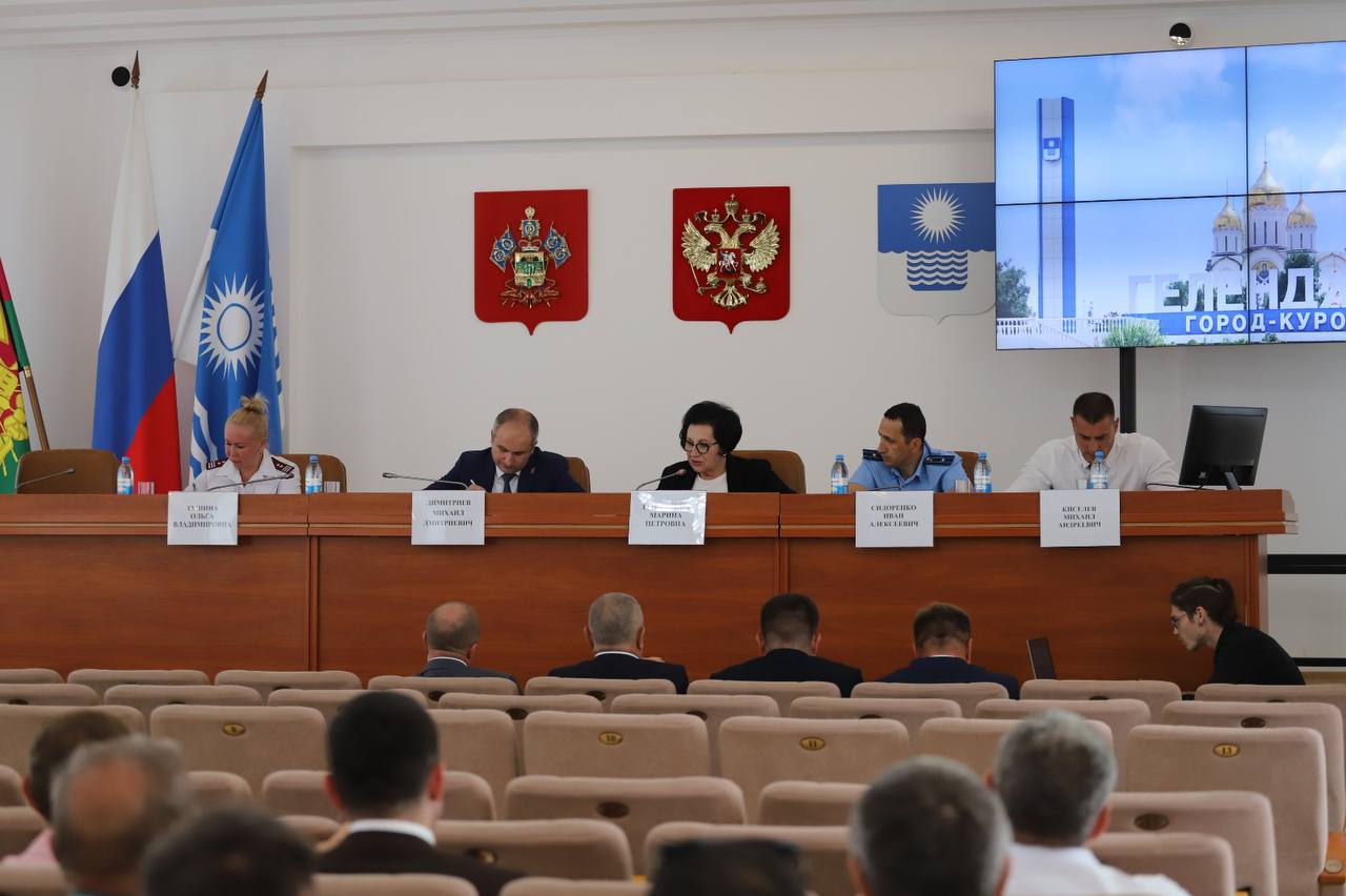 Прокуратура города Геленджика контролирует подготовку к предстоящему отопительному сезону Прокуратурой города Геленджика принято участие в межведомственном совещании, организованном администрацией муниципального образования город-курорт Геленджик, по вопросу подготовки к отопительному сезону 2025-2026 гг. В мероприятии также приняли участиеруководители ресурсоснабжающих и управляющих организаций, представители контролирующих и правоохранительных органов. В ходе совещания обсуждены вопросы текущей подготовки к отопительному сезону, принимаемые теплоснабжающими организациями меры по устранению замечаний, выявленных Управлением Ростехнадзора. Особое внимание уделено своевременному выполнению всех запланированных мероприятий и получению паспорта готовности муниципалитета к отопительному сезону. Подготовка муниципального образования к отопительному сезону находится на особом контроле прокуратуры города.