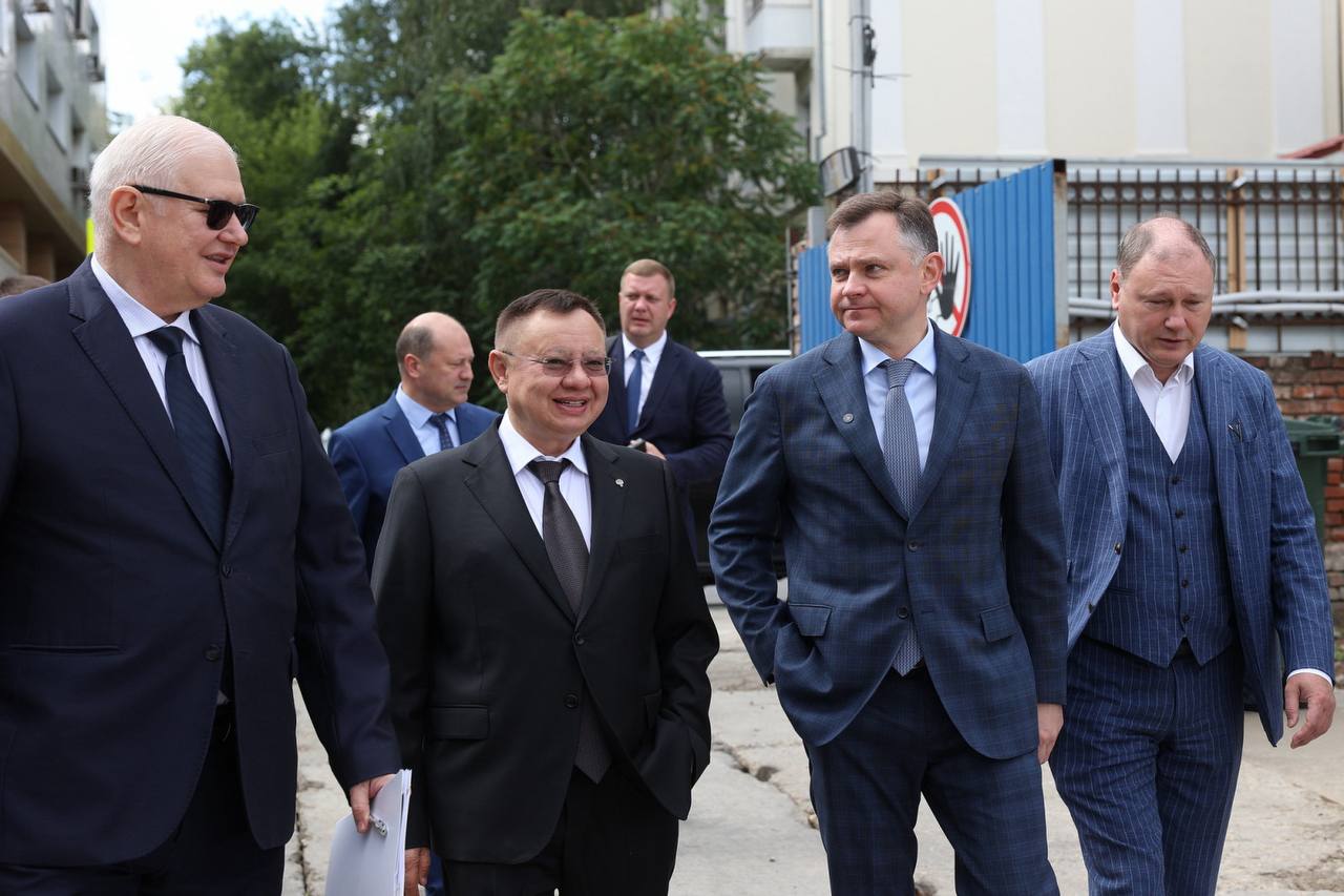 С рабочим визитом в Ростовскую область прибыл глава Минстроя России Ирек Файзуллин Врио губернатора региона Юрий Слюсарь представил ряд инфраструктурных и социальных объектов в донской столице. Об этом сообщает портал регионального правительства. Руководители побывали на стройплощадке будущего многофункционального легкоатлетического манежа на стадионе «Труд» в Ростове-на-Дону. Сегодня ведутся подготовительные работы: демонтаж старых конструкций и подготовка площадки под установку свай. Новый спортивный комплекс включает семиметровые беговые дорожки длиной 200 метров каждая, прямые полосы протяженностью 60 метров, зоны для прыжковых дисциплин, площадку для силовой подготовки спортсменов и зрительские трибуны на тысячу мест. В самом комплексе разместится несколько спортзалов различного назначения, предназначенных для тренировок по таким видам спорта, как баскетбол, теннис, мини-футбол, волейбол и гандбол. Планируется завершить строительство к августу 2027 года. Южная служба новостей
