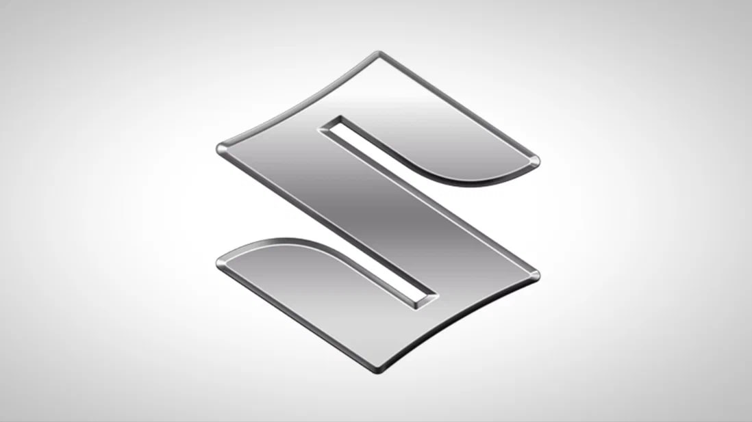 Компания Suzuki обновила эмблему впервые за 22 года Буква S стала плоской а вместо хрома теперь используется серебристая краска Обновлённые шильдики впервые появятся на концептах которые будут выставлены на стенде Suzuki на автосалоне в Токио стартует 31 октября Переход на плоский дизайн эмблемы компания связывает с представлением новых возможностей в цифровой эпохе А отказ от хромирования в пользу краски с высокой отражающей способностью призван снизить воздействие на окружающую среду Объявлен также новый корпоративный слоган By Your Side Рядом с вами autoruonline