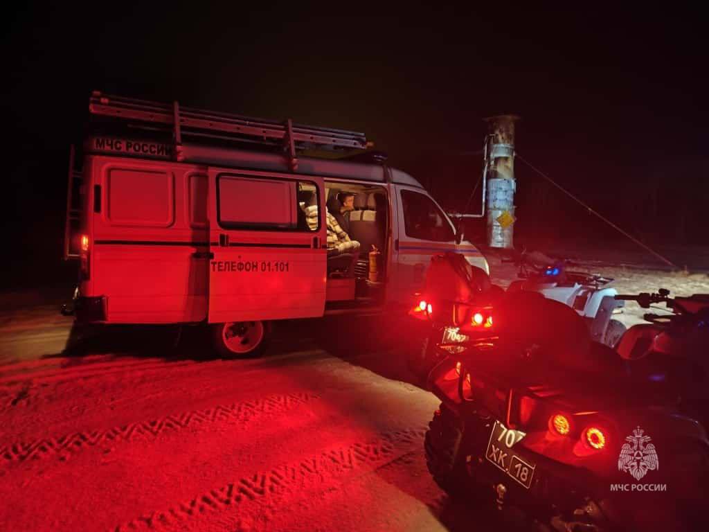 Группа туристов застряла на внедорожнике по дороге к источникам Дикие озерки в Елизовском районе этой ночью Спасатели эвакуировали трёх женщин в населённый пункт однако водитель отказался покидать свой автомобиль и остался с ним на месте Подписаться Предложка Чат