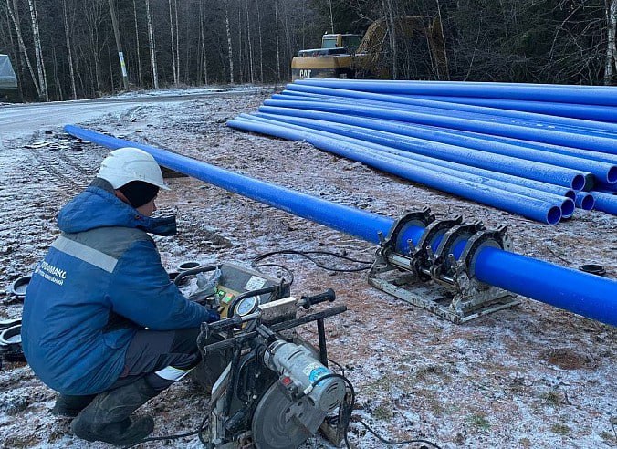 Губернатор Архангельской области Цыбульский за год в регионе капитально отремонтировано 24 9 км сетей Развитие коммунальной инфраструктуры одно из ключевых направлений которым системно занимаемся перестраивая систему ЖКХ под современные стандарты качества отметил губернатор Архангельской области Александр Цыбульский За последние пять лет по инвестиционной программе Газпрома реконструировано девять газораспределительных станций построено 275 км газопроводов еще 94 км строятся и проектируются В рамках социальной газификации для 6 8 тысячи домовладений обеспечена техническая возможность перехода на голубое топливо а 3 4 тысячи домов уже подключены к газу По поручению президента России также реализуем проект строительства 20 пеллетных котельных строительно монтажные работы завершены на 16 объектах остальные будут введены в эксплуатацию до конца 2026 года добавил Александр Цыбульский По информации пресс службы губернатора и правительства Архангельской области в минувшем году в регионе завершено благоустройство 54 общественных территорий объем средств на эти цели составил 347 8 млн рублей В голосовании за объекты приняли участие почти 190 тысяч жителей Фото пресс службы губернатора