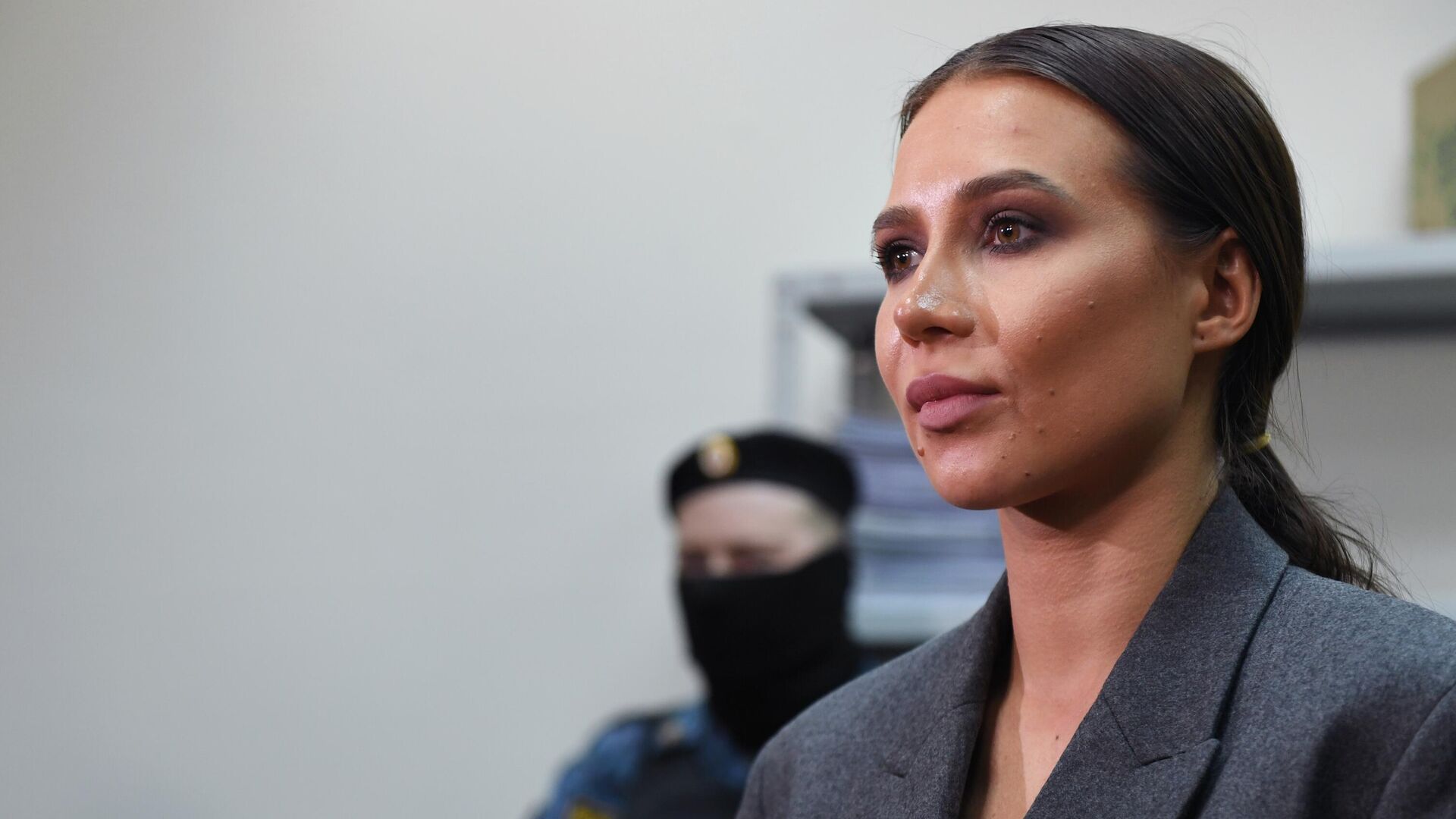 Блогер Валерия Чекалина Лерчек против которой возбуждено уголовное дело о незаконном выводе за рубеж свыше 250 миллионов рублей ожидает рождения четвертого ребенка Об этом сообщил источник РИА Новости Факт беременности подтвержден официальной медицинской справкой от гинеколога которая приобщена к материалам следствия В настоящее время Чекалина продолжает находиться под домашним арестом Гагаринский суд Москвы в ближайшее время начнет рассмотрение уголовного дела в ее отношении и в отношении бывшего супруга Артема Чекалина с которым она развелась летом 2024 года после 12 лет брака На данный момент конкретная дата слушаний не назначена По версии следствия Чекалины в составе организованной группы осуществляли незаконные валютные операции по переводу денег на счета нерезидентов используя для этого подложные документы Ранее сообщалось что трехлетний сын блогера находящейся под домашним арестом во время игры с братом уронил на себя стол и повредил легкие