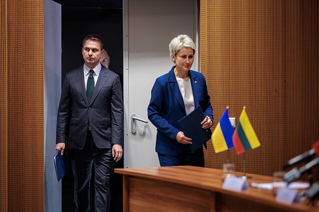 Литве передан подозреваемый в военных преступлениях против литовца в Украине Подозреваемый в совершении военных преступлений против гражданина Литвы в Украине был передан Литве сообщила в пятницу генеральный прокурор Нида Грунскене 29 октября этого года из Украины в Литву был доставлен и передан человек подозреваемый в военных преступлениях совершённых в Украине против одного гражданина Литовской Республики заявила Н Грунскене в пятницу По словам Н Грунскене согласно материалам расследования с марта по сентябрь 2022 года военнослужащие вооружённых сил России включая личный состав 177 го отдельного полка морской пехоты Каспийского флота участвовали в организации так называемого фильтрационного лагеря в Мелитополе В августе 2023 года Вооружённые силы Украины задержали старшего матроса упомянутого полка 30 октября Вильнюсский окружной суд арестовал переданного Литве подозреваемого сроком на три месяца Подробности по ссылке Н Грунскене Руслан Кравченко фото LRT