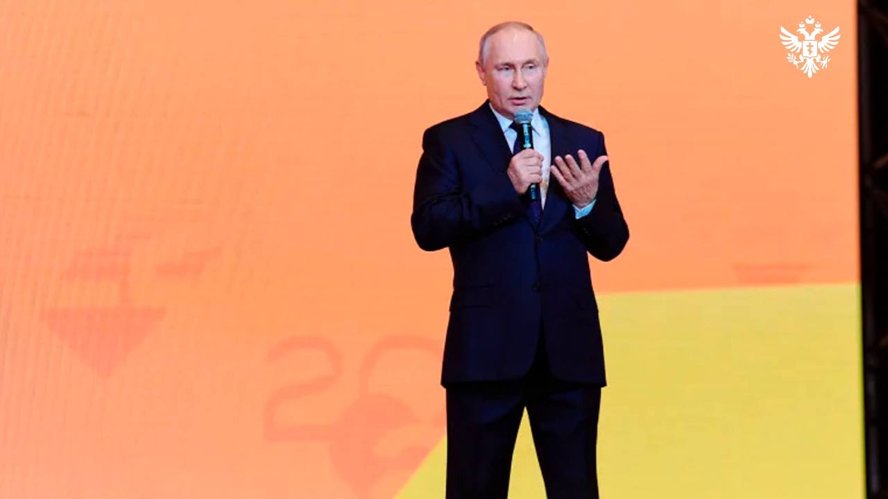 Владимир Путин утвердил перечень поручений по итогам форума МЫВМЕСТЕ Президент России утвердил перечень поручений по итогам встречи с участниками Международного форума гражданского участия МЫВМЕСТЕ Документ включает инициативы направленные на расширение гуманитарной помощи развитие медицины и создание доступной среды   Поручения сформированные на основе предложений волонтёров и экспертов затрагивают несколько ключевых направлений Одно из них масштабирование международной гуманитарной программы Миссия Добро которую реализуют Добро рф и Россотрудничество В 2025 году волонтёры этой программы оказали помощь в 13 странах включая государства СНГ Абхазию а также Египет Индию и Монголию Отдельное поручение касается развития системы паллиативной медицинской помощи в Донецкой и Луганской Народных Республиках Запорожской и Херсонской областях Кроме того Правительству поручено распространять лучшие практики инклюзивного туризма Цель обеспечить людям с инвалидностью беспрепятственный доступ к туристской инфраструктуре и национальным маршрутам Сайт ВК ОК MAX Администрация Херсонская область VGA Kherson SALDO VGA