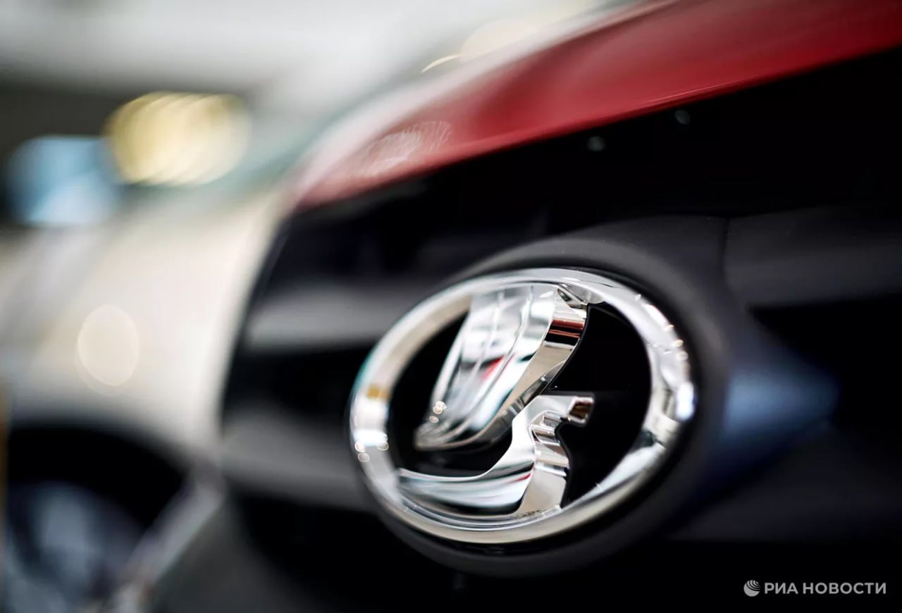 АвтоВАЗ намерен в следующем году устанавливать в свои авто более мощные двигатели Так появится новая линейка атмосферных двигателей 1 6 и 1 8 литра мощностью примерно 120 и 132 лошадиных сил Сначала их внедрят на Lada Azimut рассказал президент компании Максим Соколов Кроме того на автомобилях Lada компания планирует устанавливать турбированные двигатели и классические автоматы но уже в рамках партнерских проектов за счет небольших объемов Подписаться на РИА Новости экономика Все наши каналы