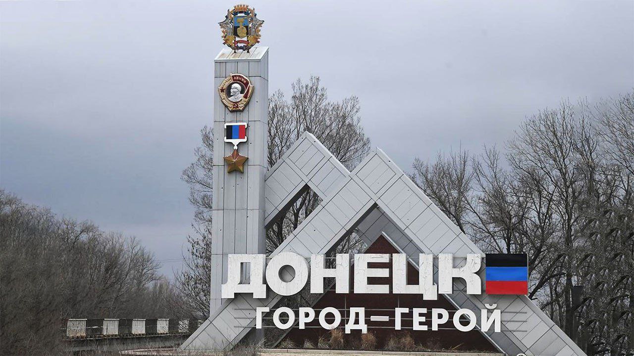 Новый автобусный маршрут соединит Керчь и Донецк Отправление будет осуществляться день через день. Маршрут проложен через Мариуполь, Судак и Феодосию. Из Керчи автобус отправится в путь в 17:10, а в 05:00 достигнет конечного пункта назначения. Обратно автобус будет выезжать из Донецка в 18:30. Прибытие в Керчь – в 08:00. Фото: ФБУ «Росавтотранс» Читайте Севкор