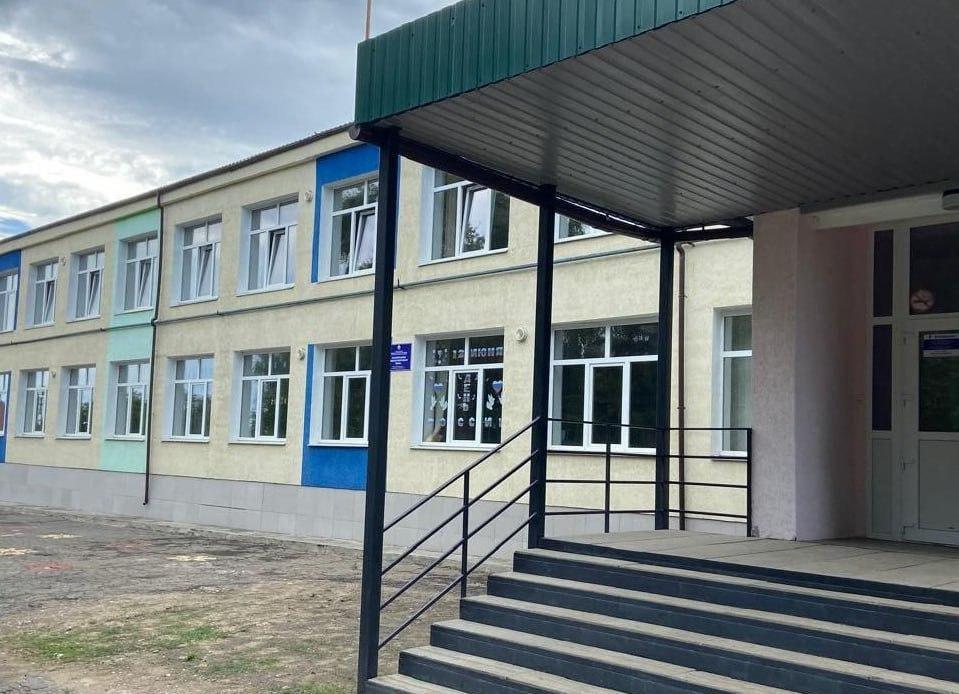 В Краснопольской школе подрядчик из Ивановской области завершает подготовительные работы к ремонту спортзала Рабочие закончили снимать полы, очистили стены, подготовив площади к ремонту спортзала, раздевалок и душевых. В школе также отремонтируют полы 1-2 этажей, настенные покрытия, заменят электропроводку и систему канализации. «Сейчас строители демонтируют внутренние помещения школы. Мы с нетерпением будем ждать завершения ремонта. Ведь комфортные условия в школе крайне важны для успешного обучения детей», — прокомментировала директор ГБОУ ЛНР «Краснопольская общеобразовательная школа» Светлана Сыроватка. В прошлом году в Краснопольской школе с помощью Ивановской области реконструировали кровлю, систему водоснабжения — старые металлические трубы заменили пластиковые. Также в здании смонтировали новую систему отопления.