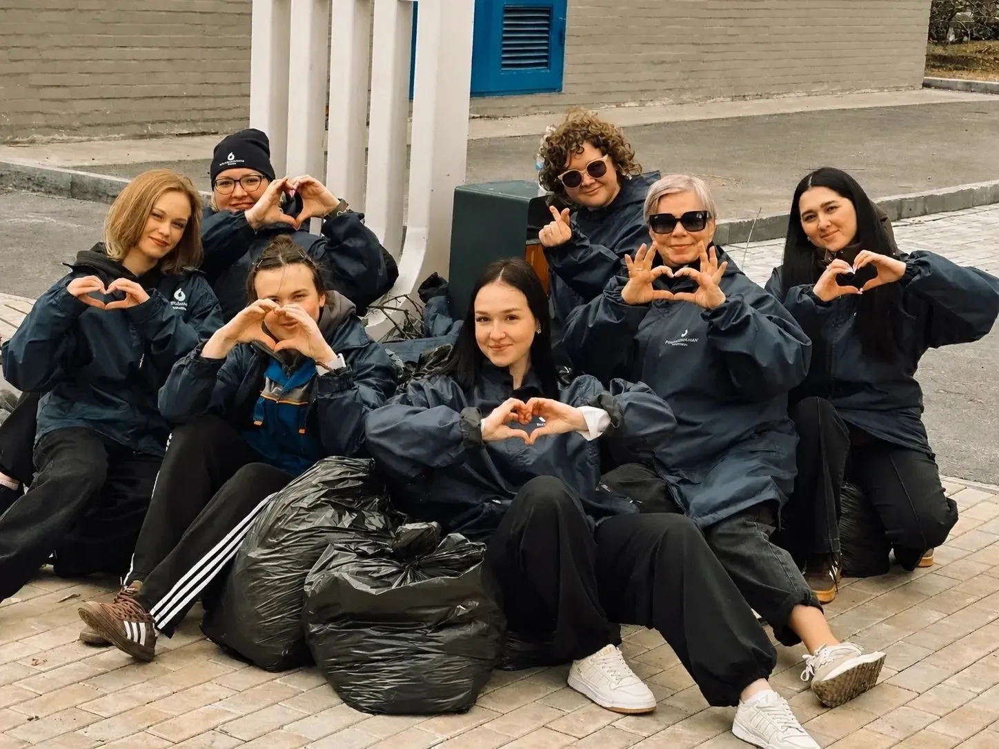 Активисты предприятий ГК Росводоканал внесли вклад в экологию городов Сотрудники предприятий ГК Росводоканал навели порядок не только у своих объектов но и присоединились к уборке общественных пространств В Тюмени активисты предприятия привели в порядок Бульвар Воды и парк Гилевская роща Омский водоканал принял участие в общегородском субботнике Убрали сквер собрали более 100 кубометров мусора В Барнауле волонтеры очистили берег реки Оби собрав 154 мешка с мусором Субботник это реальный вклад в экологию города Забота о пространстве вокруг начинается с простых действий