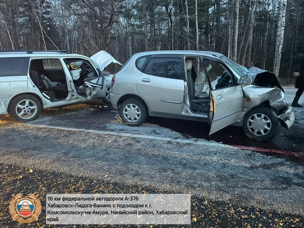 Пьяный водитель «Тойоты Дуэт» устроил крупную аварию на комсомольской трассе  Сегодня на комсомольской трассе в Нанайском районе произошло дорожно-транспортное происшествие, в котором пострадали трое человек.  По информации Госавтоинспекции Хабаровского края, нетрезвый 39-летний водитель «Тойоты Дуэт» с пьяным пассажиром на борту выехал на полосу встречного движения, где столкнулся в лоб с «Ниссаном Авенир» под управлением 25-летнего мужчины.   — В результате столкновения госпитализированы в Троицкую районную больницу с травмами различной степени тяжести оба водителя и пассажир Тойоты. Проводится проверка, — сообщили в ГАИ.