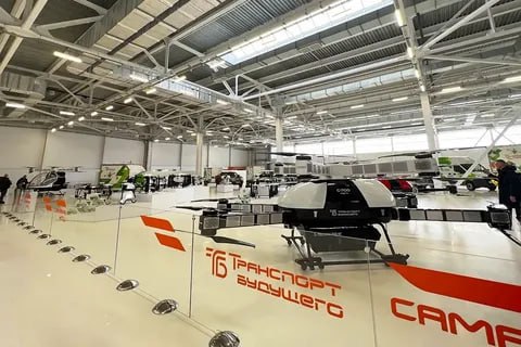 На авиабеспилотниках уже используется более 150 трекеров сообщил ТАСС гендиректор компании Транспорт будущего Юрий Козаренко По словам гендиректора АО ГЛОНАСС Алексея Райкевича более 1 тыс гражданских авиабеспилотников и пилотируемых воздушных судов массой до 15 т подключено к единой системе идентификации Система идентификации на базе ЭРА ГЛОНАСС развивается сегодня отечественные компании из 35 регионов России успешно применяют систему для эффективного мониторинга дронов выполняющих аэрофотосъемку обследование строительных объектов перевозку грузов опыление растений и многое другое сказал Райкевич Как напомнили в компании единая система идентификации нацелена на поэтапное смягчение существующих запретов на полеты гражданских беспилотных воздушных судов и ускорение перехода от экспериментов к массовому промышленному применению технологии в интересах развития экономики страны БАС бесбилотники ЭРАГЛОНАСС Единаясистемаидентификации bespilotny1