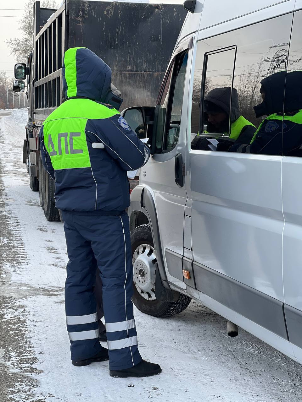В период с 19 по 25 ноября пройдет профилактическое мероприятие Автобус целью которого является повышение мер безопасности при перевозках пассажиров автобусами а также профилактика административных правонарушений совершаемых водителями такого транспорта В рамках ПМ Автобус сотрудниками Госавтоинспекции будет проведена проверка транспорта на предмет наличия лицензии на осуществление деятельности по перевозке пассажиров путевой документации а также проверка технического состояний транспортных средств За 2025 год произошло 32 автоаварии с участием автобусов в которых 9 человек погибли 133 получили ранения Подписывайтесь на канал Госавтоинспекции Амурской области