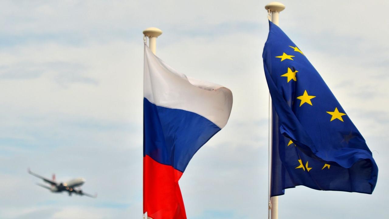 Euroclear не получил никаких конкретных предложений от Еврокомиссии по использованию активов ЦБ РФ для кредита Украине Мы призываем к соблюдению законодательства в том числе международного права в отношении использования этих активов российского Центрального банка Должны соблюдаться принципы неприкосновенности собственности государств и права собственности считает депозитарий В Euroclear подчеркнули что незаконное использование активов подорвет доверие к финансовой системе