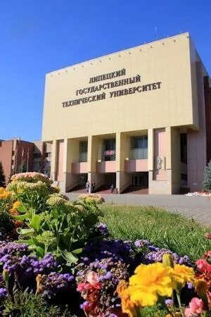 На разрушающуюся общагу липецкого политеха потратят 600 млн рублей Липецкий государственный технический университет объявил тендер на поиск подрядчика для капитального ремонта студенческого общежития расположенного на улице Московской 30 Максимальная цена контракта превышает 601 млн рублей Завершить все работы планируется до 30 ноября 2028 года Согласно техническому заданию подрядчику предстоит обновить всю внутреннюю инфраструктуру здания электроснабжение системы водоснабжения и водоотведения вентиляцию отопление Кроме того компания займётся ремонтом фасада По данным обследования внешние стены общежития активно разрушаются поэтому вмешательство требуется незамедлительно На сегодняшний день специалисты оценивают состояние постройки как ограниченно работоспособное Это означает что здание ещё пригодно для эксплуатации но требует серьёзного ремонта для предотвращения дальнейшего износа