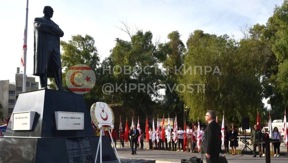 АТАТЮРКА ПОЧТИЛИ ПАМЯТНЫМИ ЦЕРЕМОНИЯМИ НА СЕВЕРНОМ КИПРЕ На Северном Кипре прошли памятные церемонии посвящённые 87 й годовщине со дня смерти основателя Турецкой Республики Мустафы Кемаля Ататюрка Главная церемония состоялась у памятника Ататюрку в Лефкоше В ней приняли участие президент Туфан Эрхюрман посол Турции в Лефкоше Али Мурат Башчери командующий Силами миротворцев Турции на Кипре генерал Себахаттин Кылынч а также бывшие президенты министры депутаты военные и студенты Церемония началась с возложения венков и минуты молчания в 09 05 момент когда умер Ататюрк После исполнения гимна государственные флаги были приспущены в знак уважения Президент Туфан Эрхюрман в книге почёта написал что кипрские турки продолжают идти по светлому пути который указал Ататюрк и сохраняют верность его идеалам науки справедливости и прогресса Посол Турции Али Мурат Башчери отметил что наследие Ататюрка остаётся ориентиром для турецкого народа и турок киприотов подчеркнув решимость вечно хранить и развивать Республику Командующий КТБК генерал Себахаттин Кылынч заявил что турки и турки киприоты едины в стремлении сохранить республику и двигаться вперёд по пути который указал Ататюрк к сильной независимой и просвещённой Турции Подписывайся на KiprNovosti Следим за новостями Северного Кипра