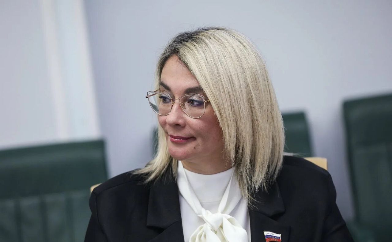 Россиян хотят научить правильно питаться  Член комитета Совета Федерации по социальной политике Наталия Косихина считает, что в России следует ввести единую программу сбалансированного питания. Причина — тревожная статистика о росте расстройств пищевого поведения.  Косихина заявила, что сегодня российские девочки-подростки в возрасте 12-14 лет сталкиваются с почти вдвое большим риском развития расстройств пищевого поведения  РПП , чем 10 лет назад. Она опирается на выводы, сделанные авторами долговременного исследования, проводившегося в стране с 2009 года.   Программа должна способствовать формированию правильных пищевых привычек и здорового образа жизни, а не просто перечислять качественные и полезные продукты. «Важно, чтобы ребята знали, что такое сбалансированный рацион и как он влияет на их здоровье с потенциальными рисками ожирения», — заявила Косихина.  Поддерживаете такое мнение?