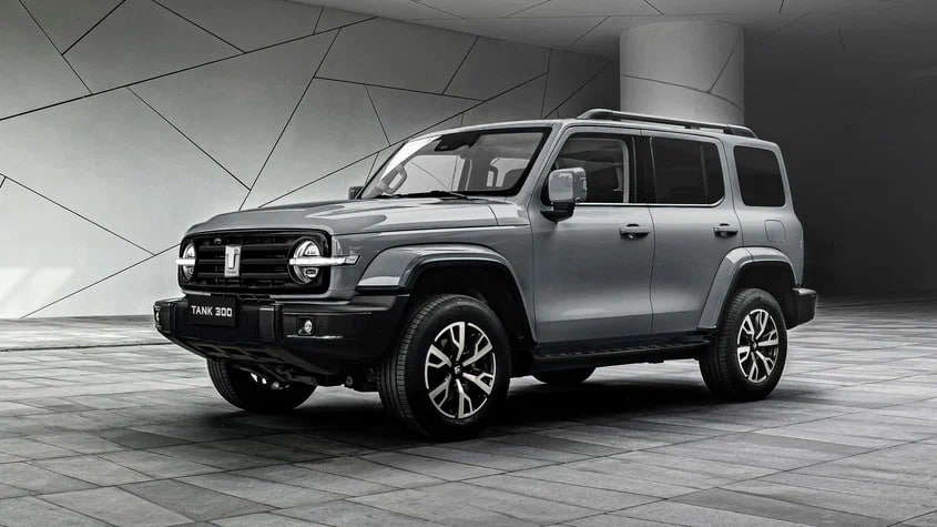 Tank 300 впервые обновится в России подробности оснащения Внедорожник продаётся на нашем рынке с двумя типами полного привода парт таймом и системой с многодисковой муфтой С обновлением эти модификации получат внешние отличия последняя которая позиционируется как более городская будет предлагаться с окрашенными в цвет кузова ручками дверей корпусами зеркал и расширителями колёсных арок Кроме того такой Tank 300 обзаведётся 18 дюймовыми дисками иного дизайна Изменится модель и внутри за счёт нового руля аналоговых спидометра и тахометра в графике цифровой приборной панели и опциональной отделки с красными акцентами Также обещаны улучшающее шумоизоляцию двойное остекление передних дверей беспроводная зарядка уже в базовой комплектации и расширенные возможности интеграции гаджетов Дата начала продаж обновлённой версии пока не названа Журнал Авто ру online