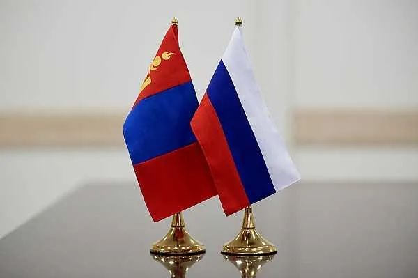 Россия и Монголия подпишут протокол о поставках авиационного топлива Россия и Монголия в ближайшее время подпишут дополнительный протокол к межправительственному соглашению о поставках авиационного топлива говорится в заявлении на сайте монгольского кабмина Об этом сообщает Прайм Премьер министр Монголии Ням Осорын Учрал на прошлой неделе провел встречу с послом РФ в Улан Баторе Алексеем Евсиковым в ходе которой подтвердил приверженность правительства Монголии дальнейшему укреплению и расширению Всеобъемлющего стратегического партнерства между Монголией и РФ Стороны обсудили сотрудничество в топливном и энергетическом секторе Соответствующие постоянные комитеты парламента одобрили дополнительный протокол к межправительственному соглашению о поставках авиационного топлива который как ожидается будет подписан в Москве в ближайшее время говорится в заявлении по итогам встречи aviaru net n294554 Оставайся в информационном потоке подпишись на наш канал в MAX