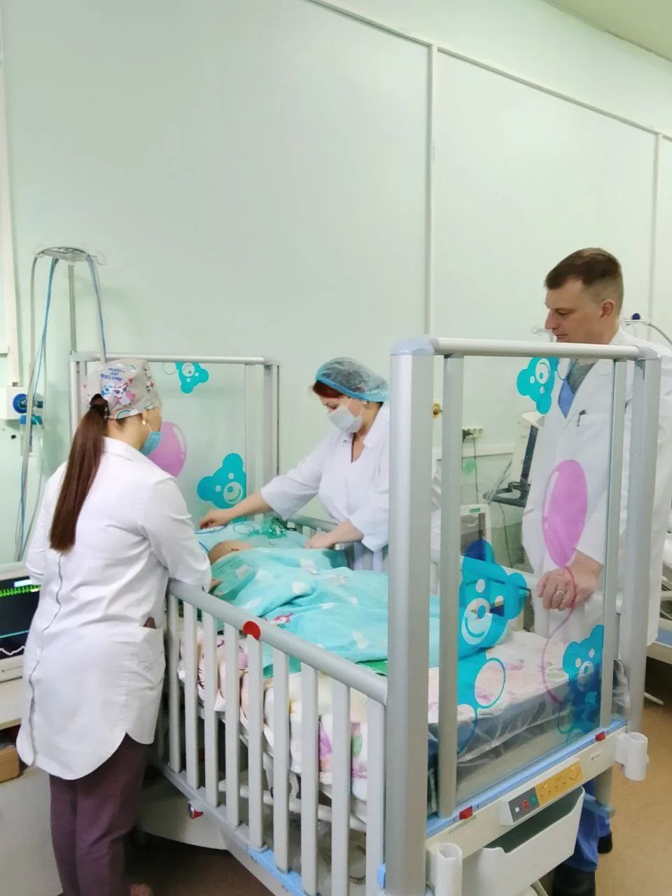 Домашний пёс порвал лицо ребёнку Прокуратура взяла дело на контроль Полуторагодовалый ребёнок оставленный родителями без присмотра рядом с американским стаффордширским терьером получил серьёзные травмы головы и лица Инцидент случился в момент когда малыш не понимая опасности потянулся к миске с едой собаки Из села Воскресенка ребёнка в тяжёлом состоянии доставили в травматологическое отделение Спасской городской больницы Врачи провели первичную обработку ран под общей анестезией Травмы оказались серьёзными повреждения век разрывы слёзных каналов перелом верхней челюсти Удивительно но глазные яблоки остались невредимыми После консилиума медиков было принято решение экстренно отправить малыша во Владивосток где он получил специализированную помощь Транспортировка осуществлялась бортом санавиации в сопровождении матери В течение недели врачи стабилизировали состояние ребёнка Благодаря их профессионализму удалось избежать серьёзных хирургических вмешательств Слёзные канальца восстановлены раны век аккуратно ушиты Прокуратура взяла дело под контроль возбуждено уголовное дело по факту причинения тяжкого вреда здоровью по неосторожности Также проводится проверка соблюдения правил содержания домашних животных и работы органов профилактики Фото ККБ 2 Подписаться на Telegram  Подписаться в MAX