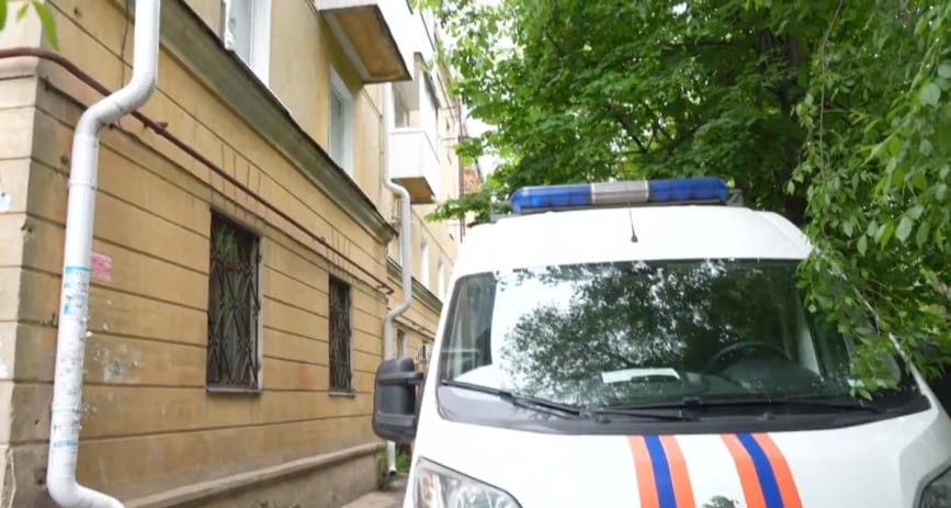 В доме на Депутатской больше месяца нет газа после гибели 3 человек С 30 апреля, по словам жильцов дома №14, аварийные службы проблему ещё никак не решили. Домом управляет компания «Авторитет». Главой является Дмитрий Селявкин. По словам жильцов, после трагедии мужчина должен был провести общедомовое собрание, но на встречу так и не явился.