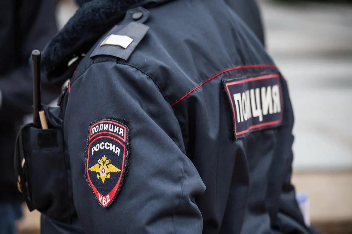 Следователи из Северной Осетии похитили смартфоны iPhone из дела об их краже Фигурантами уголовных дел о превышении должностных полномочий стали двое бывших старших следователей СО ОМВД России по Моздокскому району сообщает пресс служба прокуратуры Северной Осетии Установлено что в производстве у подозреваемых находилось уголовное дело по факту кражи из магазина сотовой связи телефонов и аксессуаров на 1 5 млн рублей Из комиссионного магазина куда фигуранты сбыли похищенное полицейские изъяли четыре смартфона в том числе два iPhone Последние они не отразили в протоколе выемки и забрали себе Дела заведены по пп г е ч 3 ст 286 УК РФ превышение должностных полномочий Основанием для их возбуждения стала проверка проведенная прокуратурой Моздокского района и ОСБ МВД по Северной Осетии КрыльяTV теперь в MAX Подписывайтесь чтобы не пропустить главное