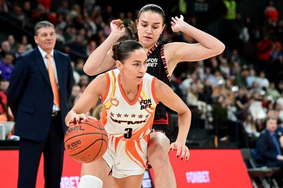 Баскетболистки УГМК взяли верх над подмосковной Спартой энд К в матче чемпионата России Встреча состоялась в Екатеринбурге и завершилась со счетом 66 53 Екатеринбурженки одержали шесть побед в шести матчах со старта сезона и вместе с курским Динамо возглавляют турнирную таблицу Следующую игру команда проведет 29 октября в Суперкубке России с Надеждой из Оренбурга Матч состоится на УГМК Арене и начнется в 19 00