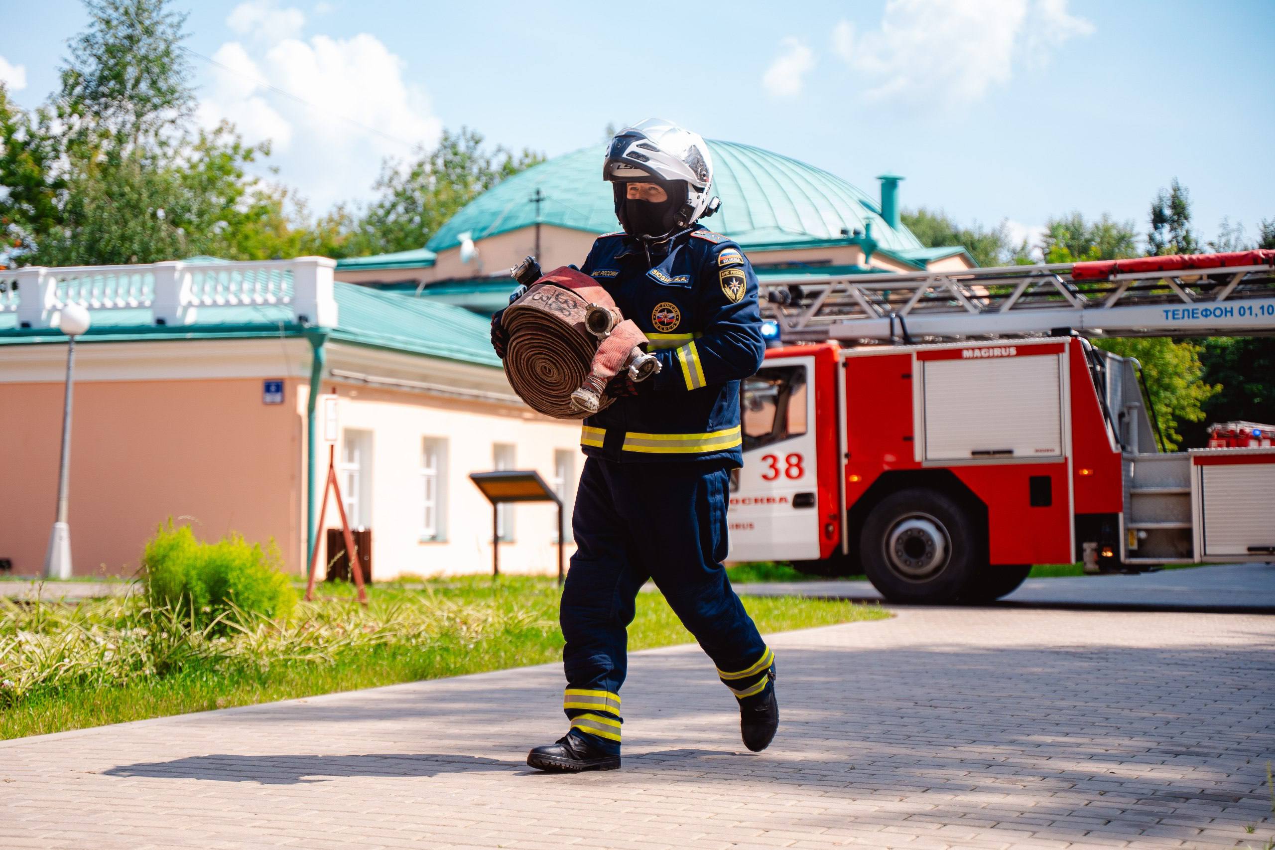 #БудниМЧС   Сотрудники Управления по ЮЗАО ГУ МЧС России по г. Москве провели пожарно-тактическое занятие в Воронцовском парке.   В ходе учений были отработаны:  порядок действия сотрудников и посетителей при эвакуации;  взаимодействие пожарно-спасательных подразделений с представителями объекта;  приемы и способы спасения и тушения возгорания в местах с массовым пребыванием людей.  Также специалисты 1 РОНПР Семен Чехович и Никита Пыхновский провели инструктаж и методическую лекцию для ответственных за пожарную безопасность в парках столицы.