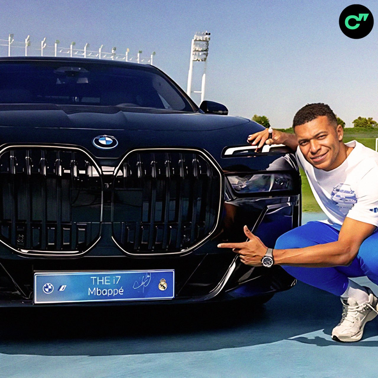 BMW подарила Мбаппе и другим игрокам Реала автомобили в рамках партнерского соглашения 26 летний француз у которого до сих пор нет водительских прав получил новенький электромобиль модели i7 Подписывайтесь на Спортс