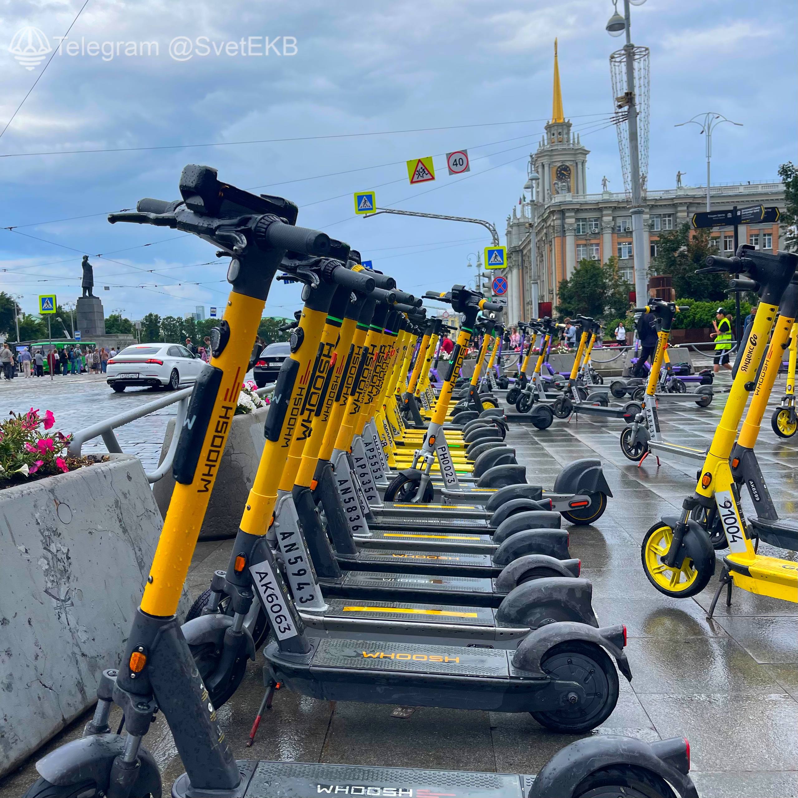 В Екатеринбурге кикшеринги фиксируют снижение ДТП до 50%  Число аварий с электросамокатами с апреля по июнь 2025 года снизилось на 50% по сравнению с прошлым годом, сообщает «Сигнал Урал» со ссылкой на пресс-службу сервиса Whoosh.  По данным Whoosh, заметно снижение числа нарушений, таких как поездки несовершеннолетних  на 80% , катание вдвоём  на 72%  и неспешивание на пешеходных переходах  на 52% . Более 90% происшествий обходятся лёгкими последствиями или вовсе без них, отмечает пресс-секретарь компании Денис Балакирев.    — согласен со статистикой   ‍  — а я нет   Новости Екб тут