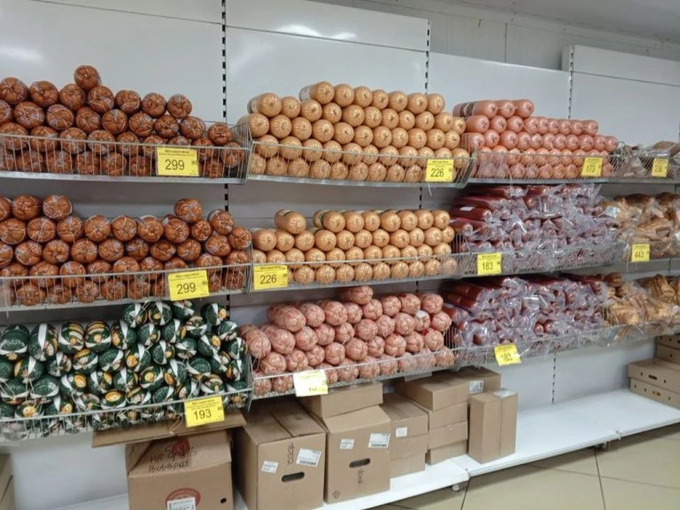 Мясо кабана и растительная сметана: в Челябинской области в магазинах «Светофор» нашли потенциально опасные продукты Россельхознадзор в апреле провел еще одну проверку торговой сети «Светофор» в Челябинской области. В 34 из 45 супермаркетов обнаружили нарушения. Среди недочетов — нечитаемые ветеринарные клейма на частях свиных туш, хранение замороженного мяса при неправильной температуре, продажа продуктов без ветеринарных сопроводительных документов. — Без обязательных документов в челябинских магазинах реализовывалось мясо кабана особое с можжевельником, деликатесная икра минтая, творог, сметана на основе растительных масел, — привели примеры в Россельхознадзоре. После проверки магазины обязали снять с продажи и уничтожить 271 килограмм мяса и молочки, а также 2,2 тыс. банок с консервами, так как качество и безопасность этих товаров невозможно подтвердить без документов.