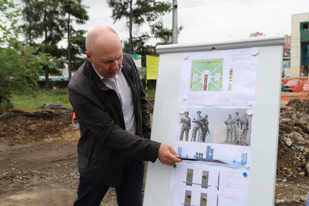 В областном центре по программе «Формирование комфортной городской среды», входящей в состав нацпроекта «Инфраструктура для жизни», благоустраивают площадь Декабристов. В ходе рабочего выезда мэр Руслан Болотов проверил выполнение работ на объекте. В мероприятии приняли участие руководители подрядных организаций и сотрудники профильных комитетов мэрии. – Это знаковый объект для нашего города. Достаточно долго прорабатывалась идея создать сквер, в котором можно объединить историю защиты суверенитета нашей страны за последние 40-50 лет. Мы учли мнения разных патриотических организаций и жителей о том, каким должно получиться это место. Нашли способ благоустроить комплексно все общественное пространство, вложив не только федеральные деньги, но и средства регионального и городского бюджетов, – отметил Руслан Болотов. – Важно сделать все в срок и хорошего качества. Подрядчик здесь ответственный, работы идут по графику.