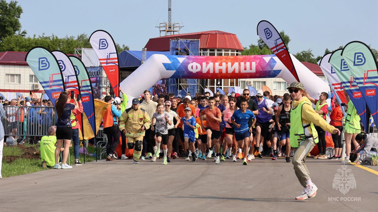 В Тюмени установили рекорд страны, посвященный 35-летию МЧС России  Сегодня на аэродроме «Плеханово» состоялось грандиозное спортивное мероприятие «5 огненных авиавёрст», посвященное 35-летию МЧС России.     Участников и гостей приветствовали начальник Главного управления МЧС России по Тюменской области генерал-майор внутренней службы Артур Хачатрян и заместитель генерального директора - директор по персоналу ПАО "Авиакомпания "ЮТэйр" Вячеслав Плясухин.  После гимна Российской Федерации в исполнении духового оркестра областного главка МЧС России был дан официальный старт спортивного мероприятия.  Сотни любителей бега и активного образа жизни с воодушевлением и улыбками на лицах отправились покорять пятикилометровую дистанцию. Яркие эмоции и спортивный дух заряжали бодростью и оптимизмом всех присутствующих. Среди бегущих были сотрудники чрезвычайного ведомства, военнослужащие Тюменского высшего Военно-инженерное командного училища имени маршала инженерных войск А.И. Прошлякова, представители авиакомпании "ЮТэйр", Нижнеобского территориального управления Федерального агентства по рыболовству, профессиональные спортсмены, ветераны спорта и дети.     За ходом забега внимательно следил основатель и Главный редактор Книги рекордов России Станислав Коненко, задачей которого было зафиксировать количество стартовавших и финишировавших участников.    После забега, через непродолжительное ожидание был объявлен новый рекорд! Забег по взлетно-посадочной полосе действующего аэродрома стал самым массовым забегом и попал в Книгу рекордов России с количеством участников 1652 человека.     Напомним, что организаторами забега выступили Главное управление МЧС России по Тюменской области, группа «ЮТэйр» и команда «5 вёрст Тюмень».    Больше фотографий здесь.