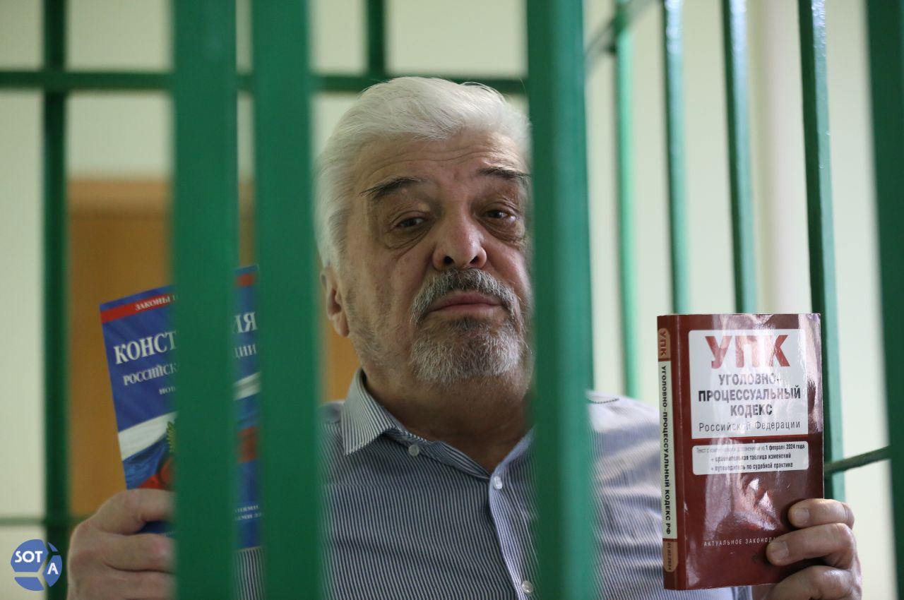 К 1 году и 8 месяцам заключения приговорили Усмана Баратова по делу о нападении на сотрудника колонии Валдайский районный суд Новгородской области вынес вердикт по делу Усмана Баратова Судья Татьяна Тимофеева признала президента узбекского землячества виновным по делу о дезорганизации работы колонии и назначила ему 1 год и 8 месяцев заключения узнал наш корреспондент от стороны защиты Прокурор запрашивал Баратову 2 года колонии строгого режима Адвокат Михаил Шиолашвили в прениях отметил что сторона обвинения не смогла доказать вину Баратова на видеозаписи предоставленной колонией отсутствует сам момент вменяемого преступления Камера видеонаблюдения во время инцидента не функционировала Защитник добавил что потерпевший неоднократно изводил Баратова злоупотребляя положением в колонии и всячески провоцировал конфликты что подтверждается показаниями свидетелей В связи с недоказанностью вины Баратова адвокат Шиолашвили просил вынести оправдательный приговор либо назначить условное наказание Защитник указал на тяжелое состояние здоровья обвиняемого Судья Тимофеева не вняла доводам защиты и приговорила Баратова к 1 году и 8 месяцам колонии строгого режима Баратову вменяется нападение на начальника отряда колонии в которой он отбывал наказание по делу о возбуждении ненависти или вражды Все полгода проведенные Баратовым в ИК 4 он находился в ШИЗО несмотря на то что максимальный срок пребывания в там не может превышать 30 суток Согласно показаниям свидетелей отношение администрации колонии к Баратову было предвзятым Фото архив SOTAvision Подпишитесь на SOTAvision новости из России без цензуры и пропаганды