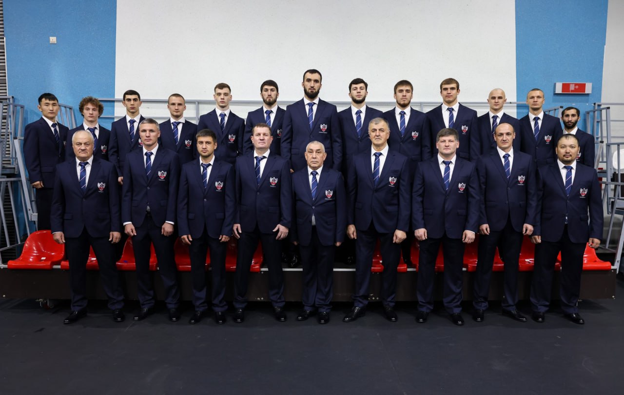 Россию на Чемпионате мира по боксу представят трое дагестанцев Мужская сборная России по боксу объявила имена спортсменов которые будут представлять страну на предстоящем чемпионате мира в Дубае Турнир пройдет со 2 по 13 декабря Всего в составе команды 13 боксеров Особого внимания заслуживает мощное дагестанское трио Шарабутдин Атаев весовая категория 86 кг и Муслим Гаджимагомедов 92 кг которые уже побеждали на мировых первенствах а также Джамбулат Бижамов 80 кг являющийся вице чемпионом мира