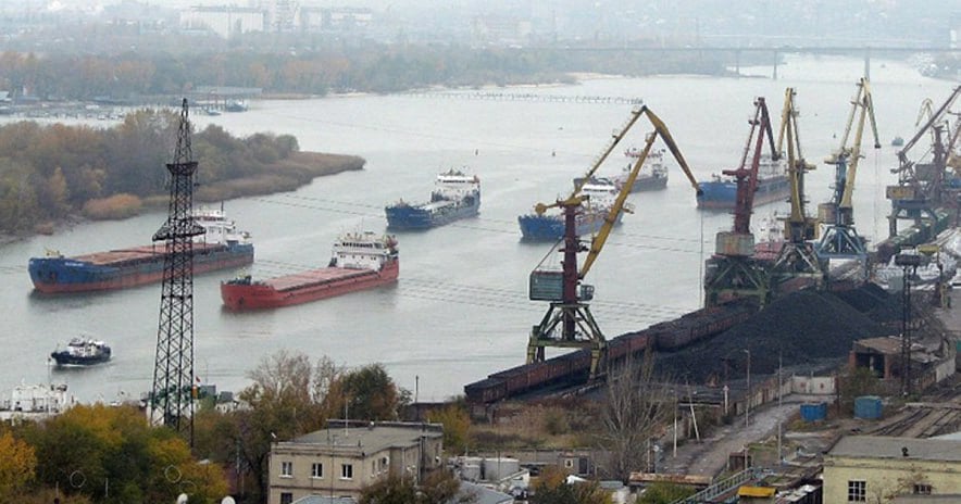 Перенос портовых мощностей Ростова-на-Дону в промзону «Заречная» на левом берегу Дона пока откладывается.   Замгубернатора и министр транспорта области Алёна Беликова объяснила, что проект не двигается из-за отсутствия разрешения на строительство.   А без него старт работ невозможен.  По первоначальным планам, перенос должен был завершиться к декабрю 2025 года, а «Ростовский порт» даже планировал опередить график и завершить всё к концу 2024-го.   Но реальность пока такова, что даже начало работ откладывается на неопределённый срок.  Проект выглядел впечатляюще: новая причальная стенка протяжённостью 733 метра, грузовые площадки почти на 43 тысячи квадратных метров, железнодорожные пути длиной почти 4 километра.   На всё это планировалось потратить 1,5 миллиарда рублей. Но пока все планы остаются на бумаге.  Компания «ГеоЭкоПроект», генподрядчик проекта, закончила изыскания ещё в 2022 году.   С тех пор идёт проектирование и подготовка участка: отсыпка грунта, планировка территории, установка забора. Но дальше этого дело пока не продвинулось.  Перенос порта обсуждают с 2017 года, а сам проект был утверждён в 2021-м.   Его главная задача – разгрузить центр Ростова и перенести портовую инфраструктуру из городской черты в промзону.   Но, судя по последним новостям, эта амбициозная идея пока остаётся в подвешенном состоянии.