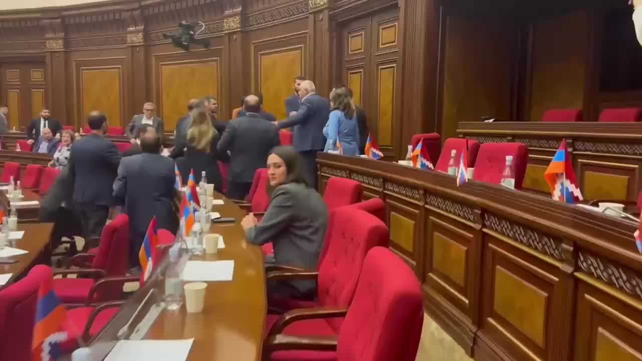 Инцидент в парламенте: потасовка после выступления Левона Кочаряна