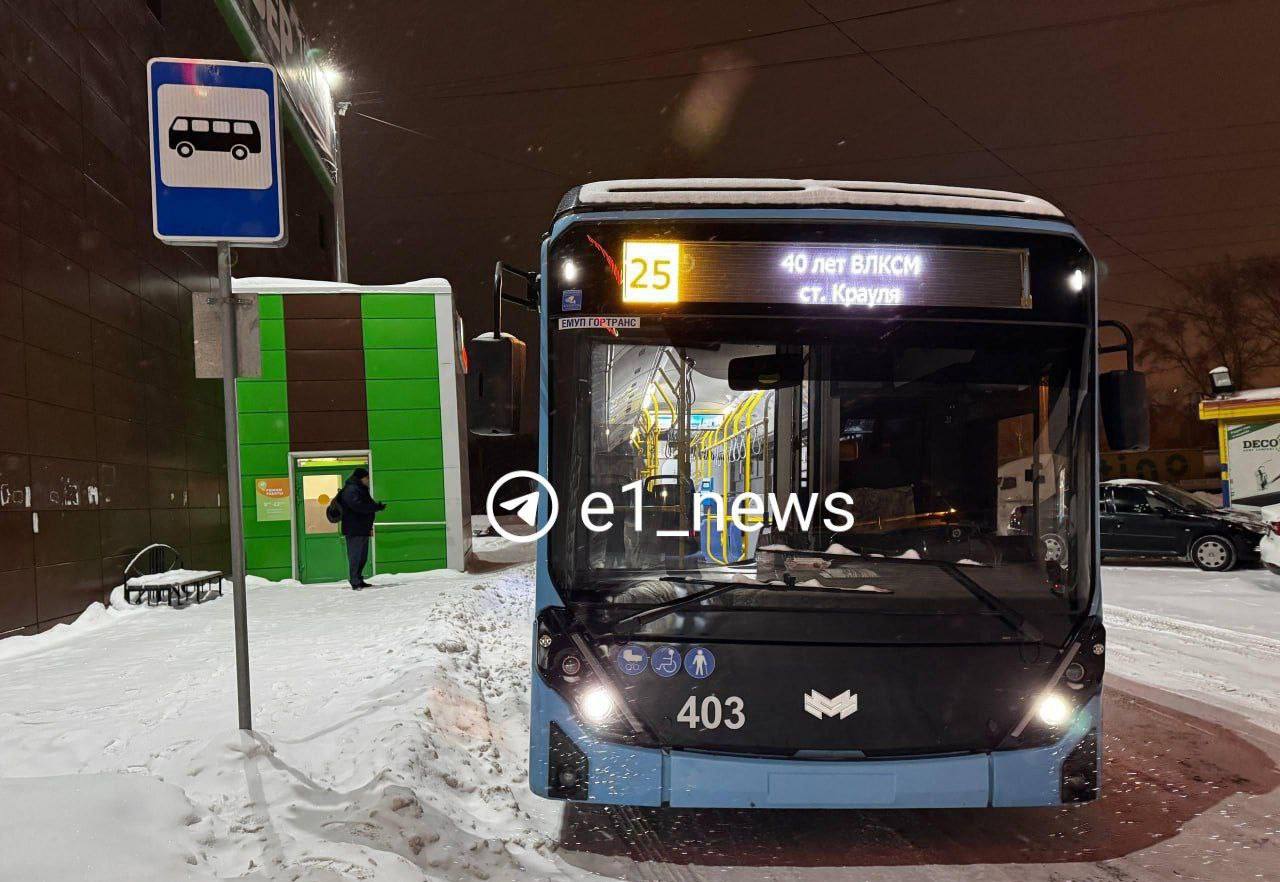 На ЖБИ впервые приехал троллейбус Им стал маршрут 25 Он заменил отмененный автобус 25 который ходил от технопарка Университетского через центр до Меги Троллейбус будет ездить от Крауля до 40 лет ВЛКСМ В микрорайоне нет контактной сети запустить троллейбус появилась возможность благодаря закупке машин с с увеличенным автономным ходом С сегодняшнего дня изменят движение еще несколько маршрутов общественного транспорта Е1   Подпишись на КП Екатеринбург Мы в Max