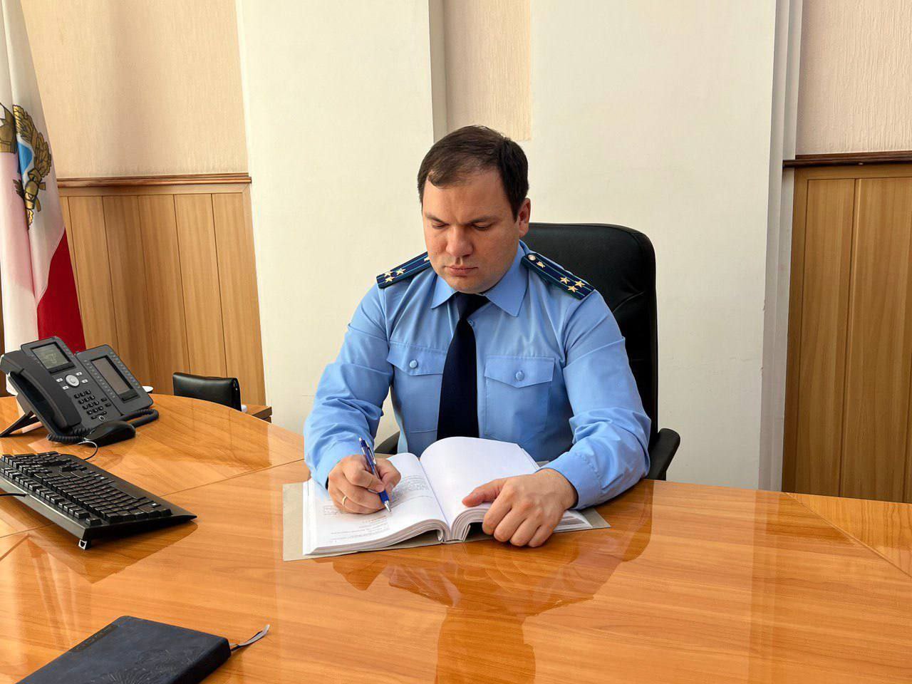 В Балаково бывший сотрудник полиции попал на скамью подсудимых по обвинению в злоупотреблении должностными полномочиями и служебном подлоге  Прокуратура г Балаково утвердила обвинительное заключение по уголовному делу в отношении 48 летнего бывшего начальника тыла МУ МВД России Балаковское Он обвиняется по ч 3 ст 285 УК РФ злоупотребление должностными полномочиями и ч 2 ст 292 УК РФ служебный подлог По версии следствия в июле 2021 года обвиняемый вопреки интересам службы и из иной личной заинтересованности трудоустроил своего знакомого на должность водителя С июля 2021 года по август 2024 года работник не находился на рабочем месте и фактически не исполнял свои трудовые обязанности однако заработная плата ему начислялась и выплачивалась При этом лично обвиняемый и по его указанию подчиненные сотрудники заполняли на водителя табели учета рабочего времени Указанными действиями причинен ущерб в размере более 1 млн рублей  Преступная деятельность выявлена сотрудниками ОРЧ СБ ГУ МВД России по Саратовской области  После вручения обвинительного заключения уголовное дело будет направлено в Балаковский районный суд для рассмотрения по существу  Обвиняемый вину в совершении преступления не признал и ожидает суда находясь под подпиской о невыезде и надлежащем поведении